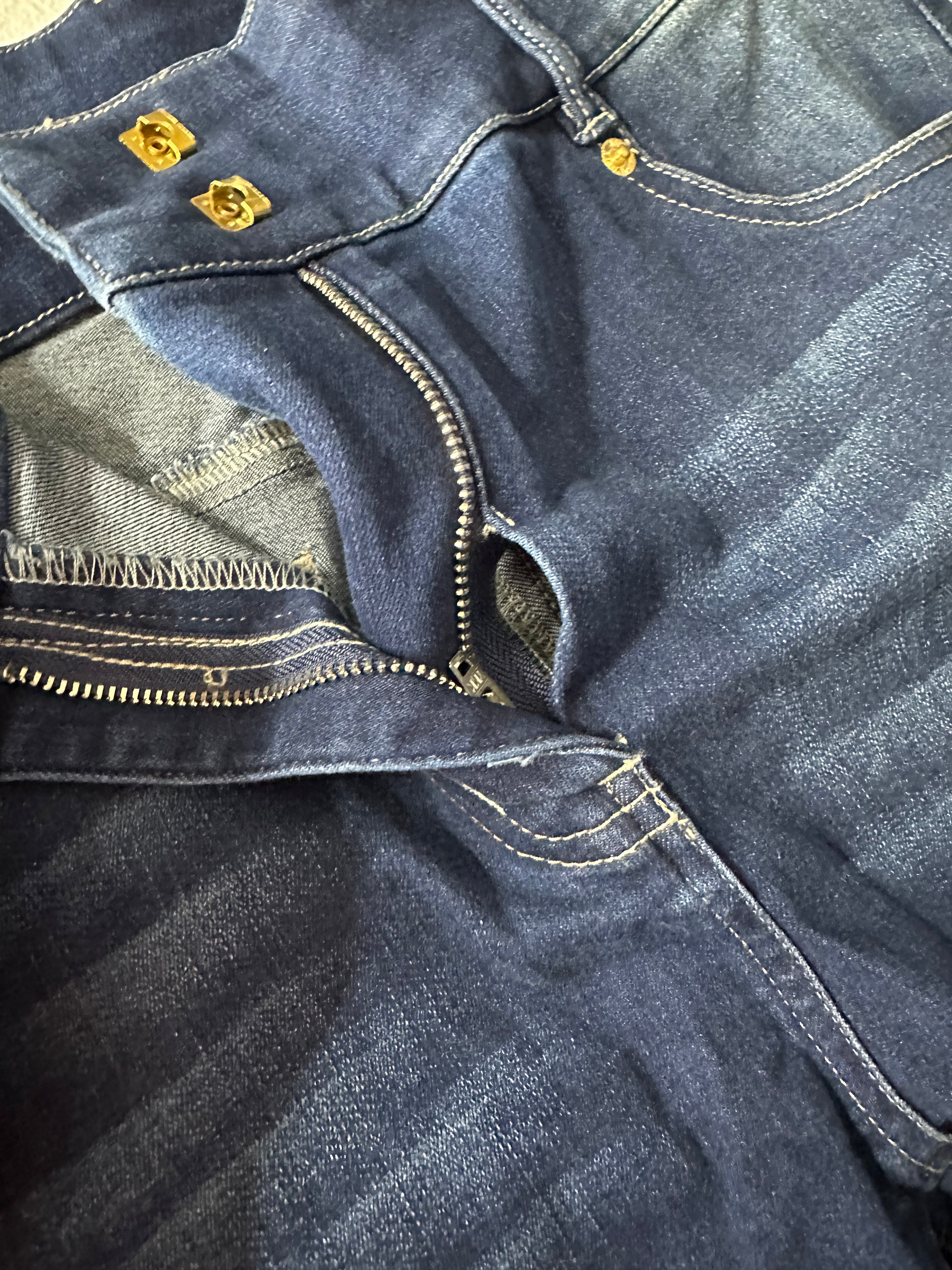 (39) Aspen Denim, MEDIUM, Reg Length