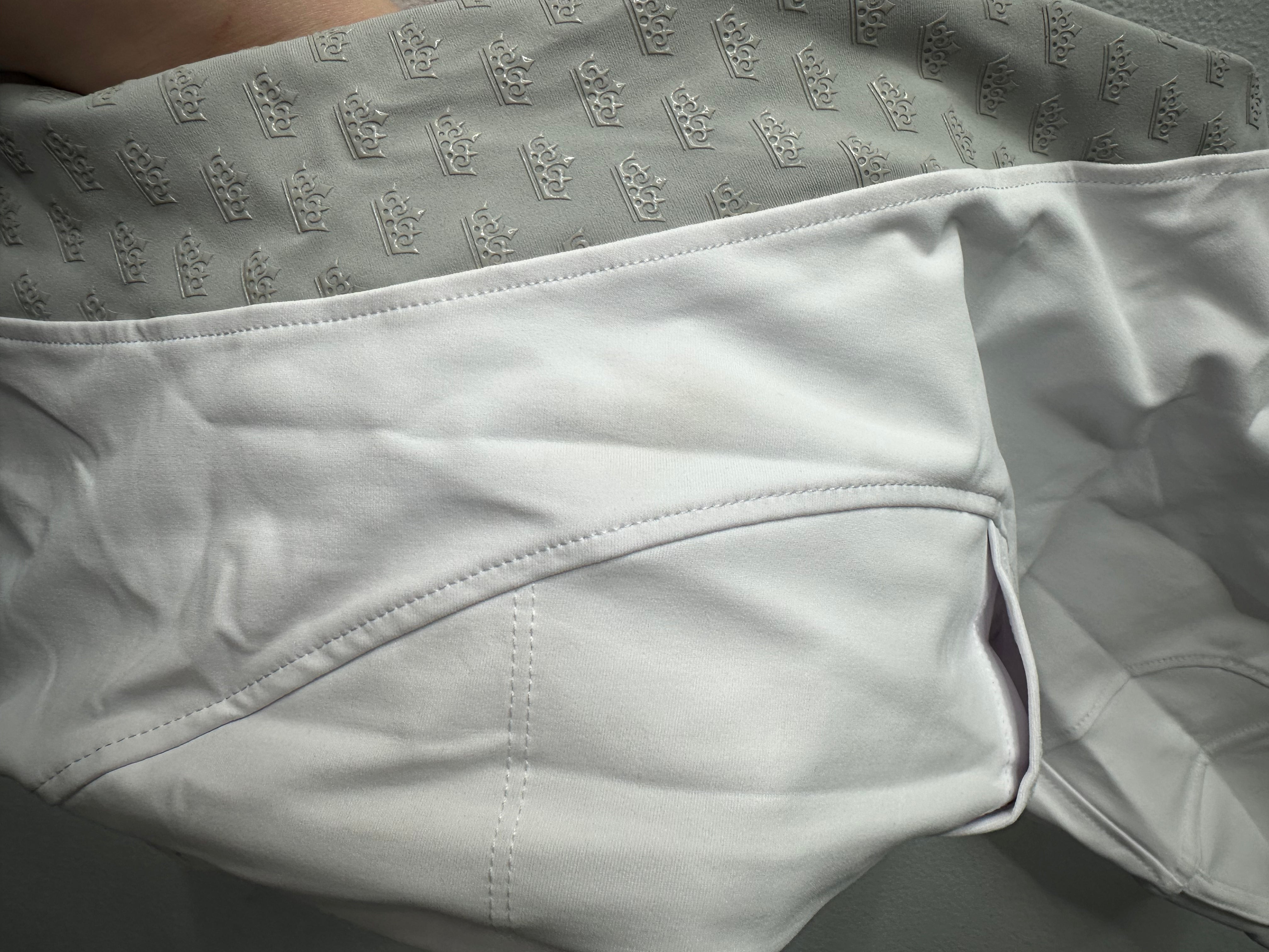 (46) Classic White, Grey Seat, Full Seat, MEDIUM